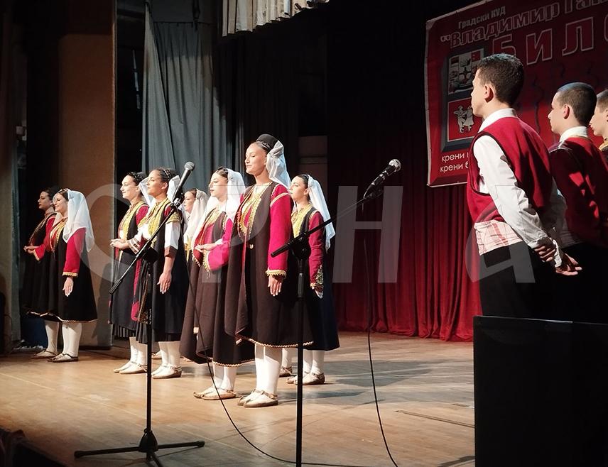 БИЛЕЋА, 17. МАЈА /СРНА/ - Градско културно-умјетничко друштво /ГКУД/ "Владимир Гаћиновић" из Билеће одржало је вечерас концерт поводом 90 година постојања друштва, чиме је почела манифестација "Културно љето у Билећи".