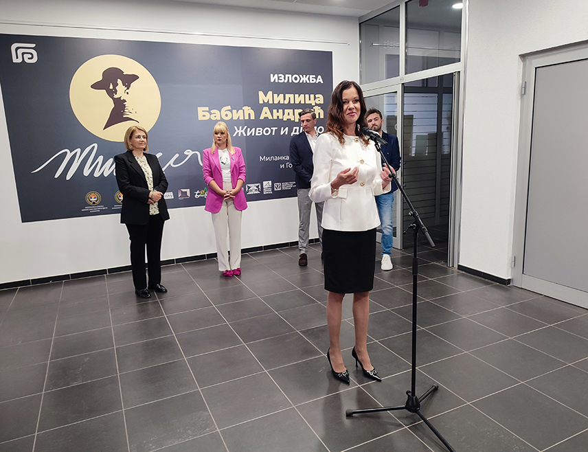 ГРАДИШКА, 17. МАЈА /СРНА/ - Трећи фестивал позоришта Републике Српске "Љубица" отворен је вечерас у Градишци изложбом "Милица Бабић Андрић – живот и дјело", аутора Миланке Благојевић и Горана Никића, посвећен првој школованој српској костимографкињи и супруги нобеловца Иве Андрића.