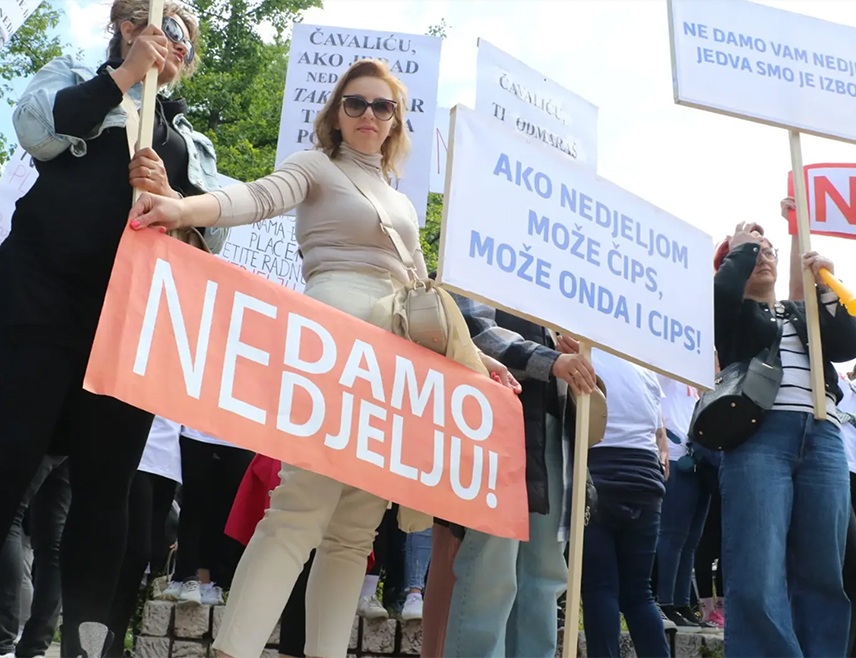 САРАЈЕВО, 18. МАЈА /СРНА/ - Трговци у Федерацији БиХ поручили су данас на проесту у Сарајеву да нису сагласни да се уведе 16 до 18 радних недјеља, као и да ни под којим условима не прихватају могућност рада у дане празника.
