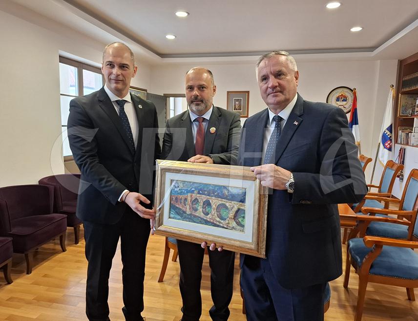 ВИШЕГРАД, 19. МАЈА /СРНА/ - Премијер Републике Српске Радован Вишковић рекао је да је Влада Српске подржала Вишеград са два милиона КМ за организацију Међуопштинских омладинских спортских игара /МОСИ/ које ће ове године бити одржане у овој општини, почетком јула.