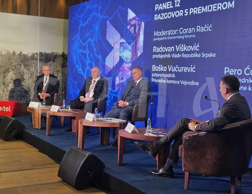 ЈАХОРИНА, 21. МАЈА /СРНА/ - Премијер Републике Српске Радован Вишковић, предсједник Привредне коморе Републике Српске Перо Ћорић и потпредсједник Привредне коморе Војводине Бошко Вучуревић усагласили су се данас на Јахорини да је сарадња коморских система, идеалан пут за јачање економске сарадње, заједничког тржишта и стварање повољног пословног окружења.