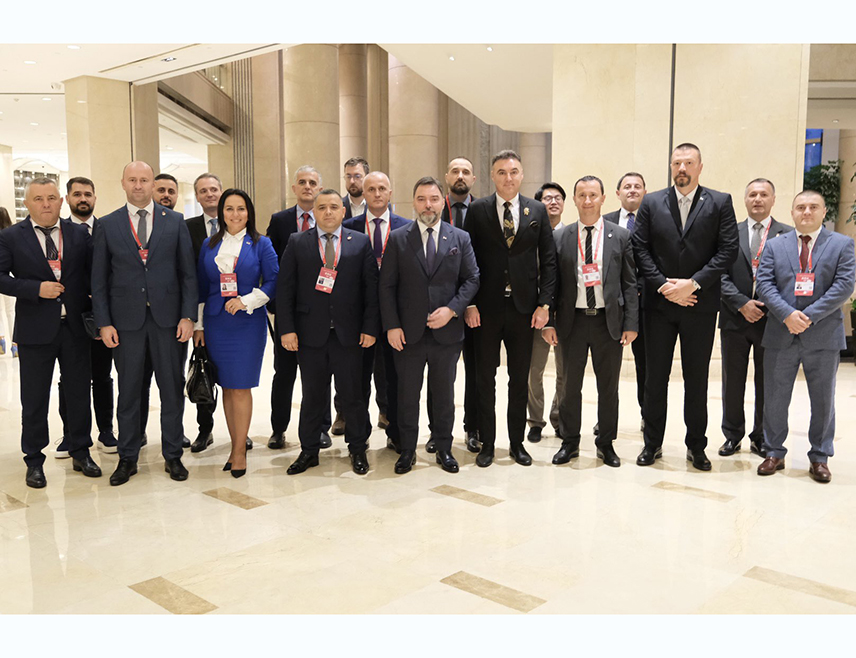 НИНГБОУ, 22. МАЈА /СРНА/ - Замјеник предсједавајуће Савјета министара Сташа Кошарац одржао је у кинеском граду Нингбоу радни састанак са градоначелницима Лакташа Мирославом Бојићем и Tребиња Мирком Ћурићем, начелницима Брода Миланом Зечевићем и Језера Снежаном Ружичић, амбасадором БиХ у Кини Синишом Берјаном и делегацијом Инвестиционо-развојне банке /ИРБ/ Републике Српске.