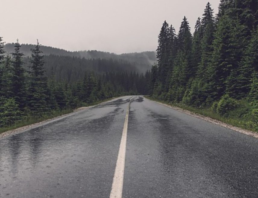 БАЊАЛУКА, 23. МАЈА /СРНА/ - Саобраћај се на већини путева у Републици Српској и Федерацији БиХ /ФБиХ/ одвија по мокрим и клизавим коловозима због нестабилних временских прилика и кише која пада у већини крајева.