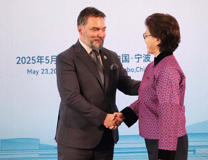 НИНГБОУ, 23. МАЈА /СРНА/ - Захваљујући добрим односима предсједника Републике Српске Милорада Додика и кинеског предсједника Си Ђинпинга, билатералне политичке везе иду узлазном путањом и одличан су темељ за унапређење спољнотрговинске размјене, констатовали су замјеник предсједавајуће Савјета министара Сташа Кошарац и специјални представник за сарадњу између Кине и земаља централне и источне Европе у Министарству спољних послова Кине Џанг Ју.