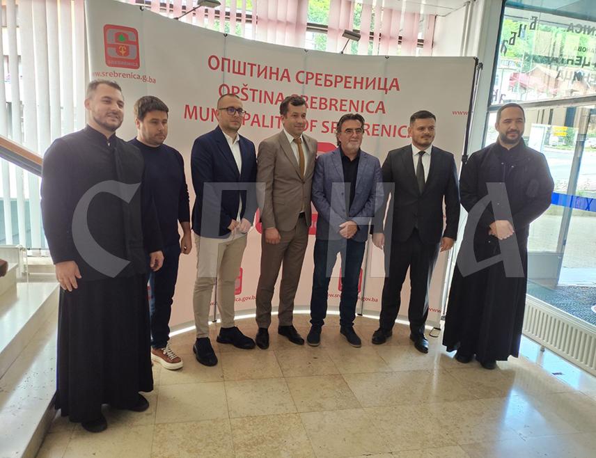 СРЕБРЕНЦА, 23. МАЈА /СРНА/- Директор Фонда за избјегла и расељена лица и сарадњу са Србима у региону Покрајинске владе Војводине Александар Ђедовац потписао је данас у Сребреници уговоре о финансирању пројеката у четири општине у Републици Српској и Илијашу у Федерацији БиХ /ФБиХ/, укупне вриједности 57.000 евра.