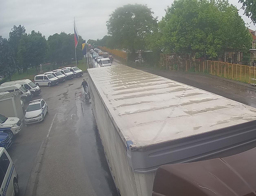 БАЊАЛУКА, 23. МАЈА /СРНА/ - На граничном прелазу Градишка дуге су колоне путничких аутомобила у оба смјера, а на прелазу Градина на улазу у БиХ, саопштено је из Ауто-мото савеза /АМС/ Републике Српске.