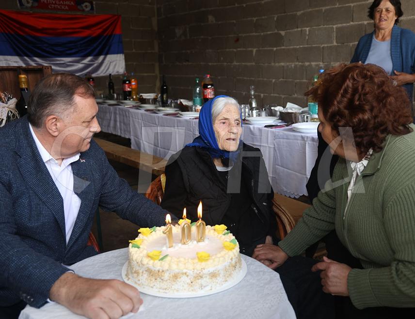 БАЊАЛУКА, 25. МАЈА /СРНА/ - Предсједник Републике Српске Милорад Додик истакао је данас у Стричићима код Бањалуке да је немјерљива туга мајки које су у Одбрамбено-отаџбинском рату изгубиле дјецу, те да је данас желио да буде уз Љепосаву Савановић, којој су у рату погинула два сина, а трећи умро од посљедица рата.