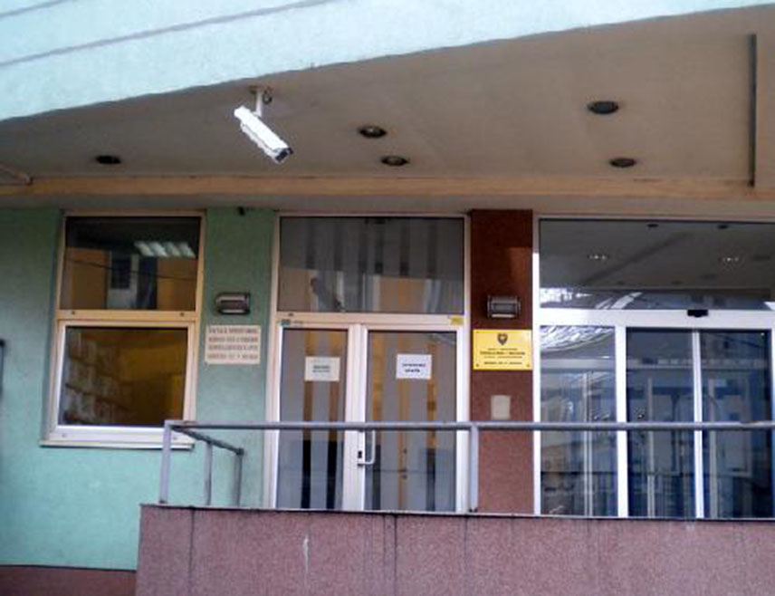 ЗЕНИЦА, 26. МАЈА /СРНА/ - Општински суд у Високом потврдио је оптужницу против мушкарца чији су иницијали А.Е. који се терети да је пијан на паркингу између зграда у Високом активирао бомбу која је оштетила неколико аутомобила и станова.