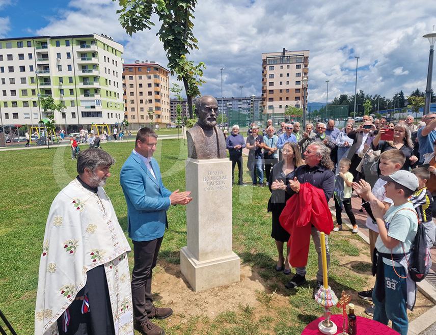 ИСТОЧНО НОВО САРАЈЕВО, 27. МАЈА /СРНА/ - Начелник општине Источно Ново Сарајево Јован Катић изјавио је данас да ће многи људи ходати земљом, али да ће само ријетки оставити траг какав је оставио прота Војислав Чаркић, који је сарајевским Србима у тешким временима био свештеник, пријатељ и раме за плакање.