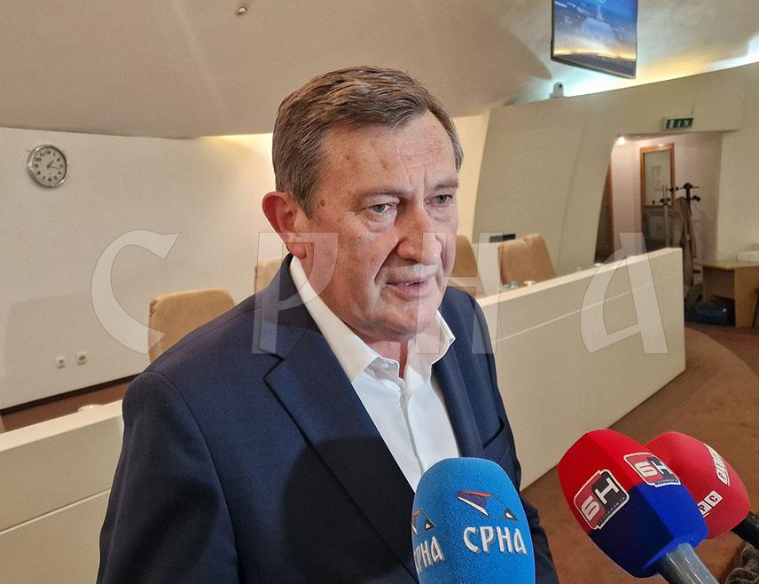 САРАЈЕВО, 28. МАЈА /СРНА/ - Министар привреде и предузетништва Републике Српске Војин Митровић изјавио је данас да су привредни субјекти из Српске и Федерације БиХ /ФБиХ/ спремни да учествују на Специјализованој изложби "Експо 2027" у Београду и покажу чиме располажу, наводећи да ће резултат учешћа бити нови уговори, што је добро и за привреду и за БиХ.