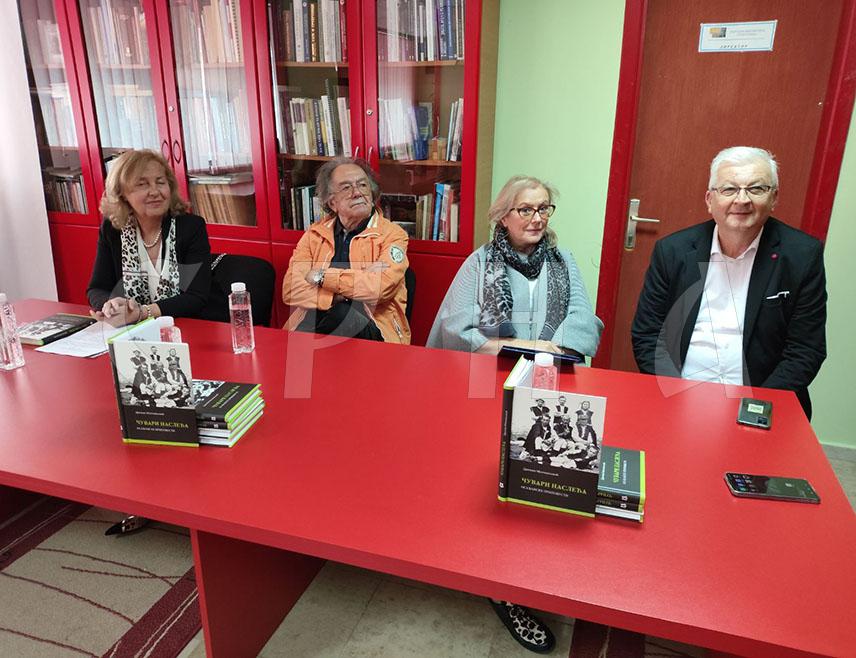 СРЕБРЕНИЦА, 28. МАЈА /СРНА/ - У Народној библиотеци Сребреница вечерас су представљене књиге "Чувари наслеђа-осаћанске приповести" аутора историчара умјетности Драгише Милосављевића из Ужица и "Зато мајстор, што си чо'ек" аутора новинара Мије Стојкановића из Ваљева.