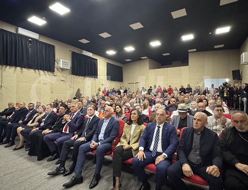 НЕВЕСИЊЕ, 28. МАЈА /СРНА/ - Књига "Невесињска пушка" промовисана је вечерас у Културном центру "Небојша Глоговац" у оквиру обиљежавања Спасовдана, крсне славе општине Невесиње и Храма Вазнесења Господњег.