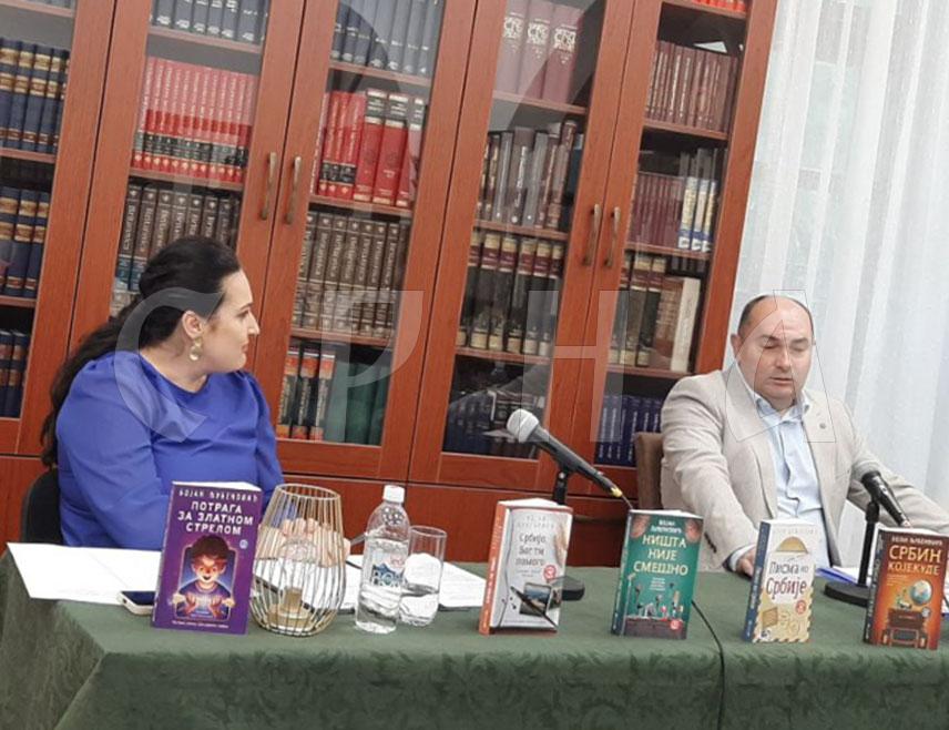 TРЕБИЊЕ, 28. МАЈА /СРНА/ - Књижевник из Београда Бојан Љубеновић представио је вечерас у Народној библиотеци Tребиње пет својих књига које на сатиричан и хумористичан начин одсликавају живот и друштвене појаве.