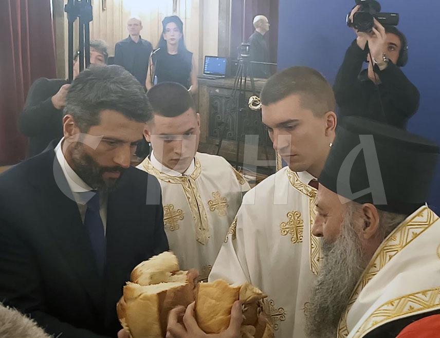 БЕОГРАД, 29. МАЈА /СРНА/ - Ломљењем славског колача у сједишту београдске Градске управе обиљежен је Спасовдан, крсна слава пријестонице Србије.