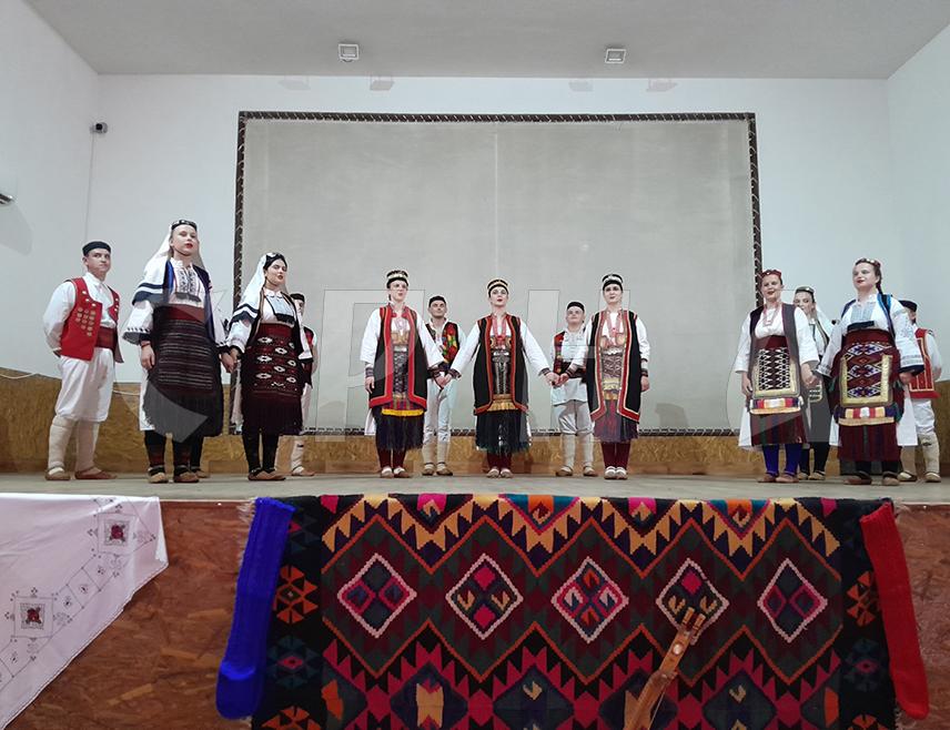 ШИПОВО, 1. ЈУНА /СРНА/ - Културно-умјетничко друштво /КУД/ "Врело" из Шипова вечерас је одржало годишњи концерт на којем је учествовало пет културно-умјетничких друштава из ове и сусједних општина.