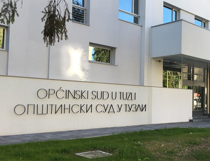 ТУЗЛА, 2. ЈУНА /СРНА/ - Општински суд Тузла одредио је једномјесечни притвор за Незира Шарића /36/ из Тузле због сумње да је оштетио укупно 11 споменика на бошњачком тузланском гробљу Буковчић.