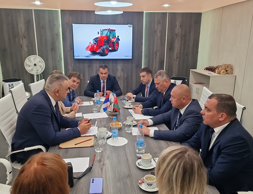 МИНСК, 3. ЈУНА /СРНА/ - Министар пољопривреде, шумарства и водопривреде Републике Српске Саво Минић изјавио је Срни да је данас у Минску разговарао са надлежнима у Минском тракторском заводу о набавци нове транше трактора "беларус" за младе пољопривреднике из Српске, имајући у виду да је за прошлогодишњи пројекат била огромна заинтересованост.