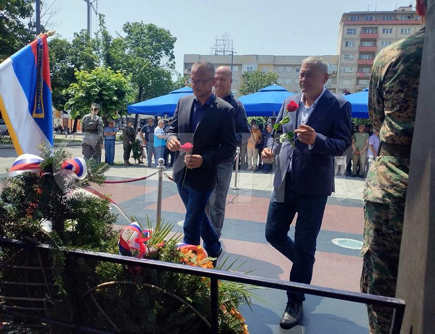 БИЈЕЉИНА, 6. ЈУНА /СРНА/ - На обиљежавању 33 године од формирања Друге семберске лаке пјешадијске бригаде у Бијељини је данас одата почаст за 138 погинулих српских јунака, упућене поруке мира и указано на значај слободе за српски народ, који је за овај идеал само у 20. вијеку дао три милиона жртава.