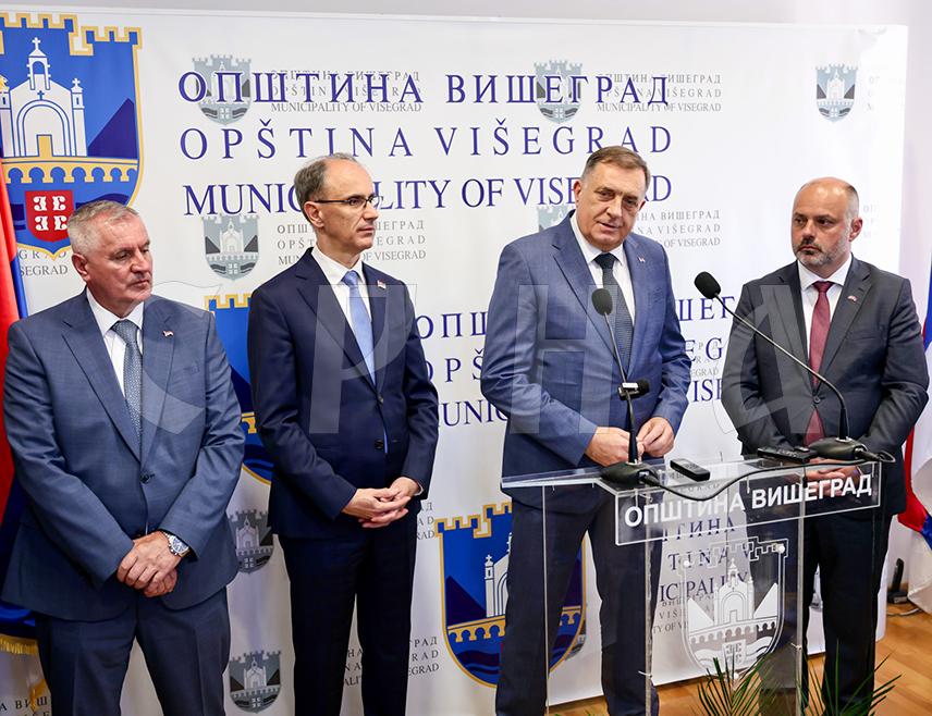 ВИШЕГРАД, 7. ЈУНА /СРНА/ - Предсједник Републике Српске Милорад Додик рекао је да је у Вишеграду данас заједно са премијером Србије Ђуром Мацутом да би обиљежавали битне датуме, али и разговарали о развојним перспективама Српске и Србије.
