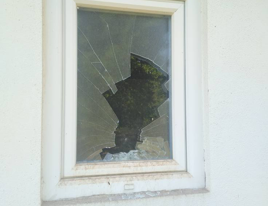 KAKANJ, JUNE 7 /SRNA/ - An unknown person or group broke the glass on the window of the chapel at the Serbian Orthodox cemetery Karaula near Kakanj, priest Dragiša Cvjetković told SRNA.