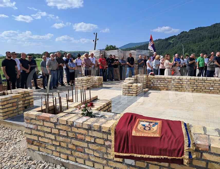 КОТОР ВАРОШ, 8. ЈУНА /СРНА/ - Његово високопреосвештенство митрополит зворничко-тузлански Фотије освештао је темеље храма Пресвете Тројице у подвлашићком селу Гелићи и том приликом истакао да су мјештани сачували вјеру, традицију и све оно што је најсветије једном народу.