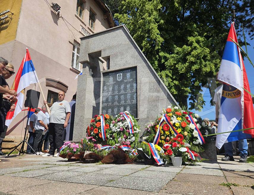 ПАЛЕ, 8. ЈУНА /СРНА/ - На Палама је данас служен помен и положени су вијенци поводом 33 године од страдања 14 бораца чете "Петар Пандуревић" Војске Републике Српске, који су убијени у нападу муслиманских снага на српске положаје на Требевићу.