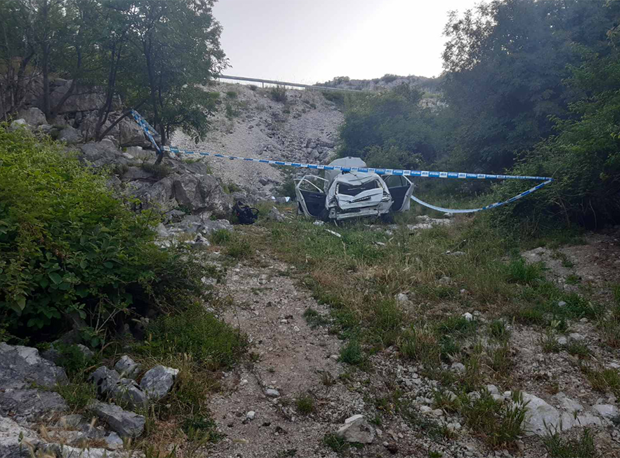 ПОДГОРИЦА, 8. ЈУНА /СРНА/ - Црногорска полиције апеловала је, након што је четворо страних држављана данас погинуло, да туристи који долазе у Црну Гору не крећу на путовање у касним вечерњим часовима, да праве чешће паузе, јер су умор и поспаност међу најчешћим узроцима најтежих саобраћајних незгода у љетњим мјесецима.