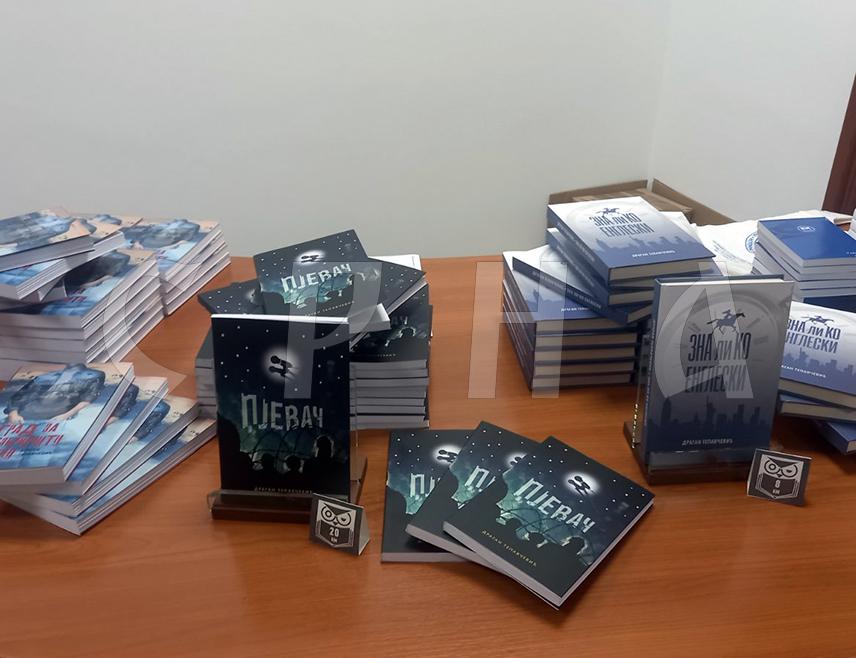 ИСТОЧНО САРАЈЕВО, 9. ЈУНА /СРНА/ - Завод за уџбенике и наставна средства организиво је вечерас у Источном Сарајеву књижевно вече са Драганом Тепавчевићем, поводом објављивања његовог новог романа "Пјевач".