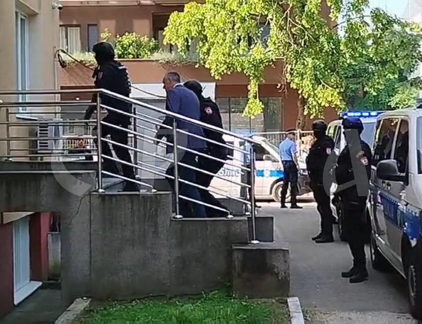 BANJA LUKA, JUNE 10 /SRNA/ – The Mayor of Teslić Milan Miličević and City Assembly councilors Meša Jašarević and Mehmed Dubravac, who are suspected of accepting bribes and influence peddling, were brought today to the Republic Public Prosecutor's Office in Banja Luka.