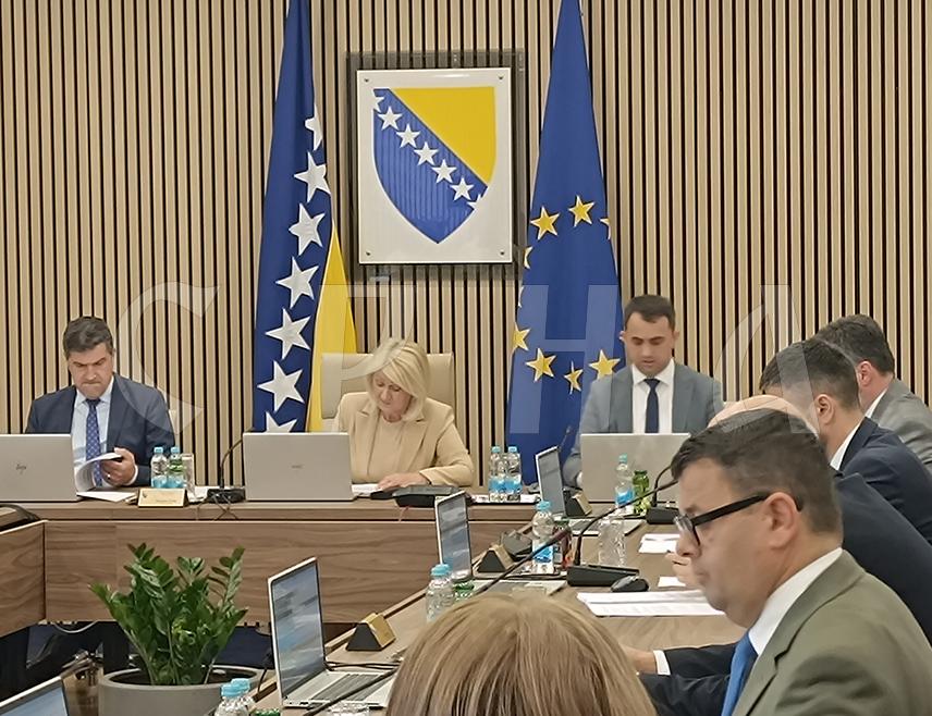 САРАЈЕВО, 12. ЈУНА /СРНА/ - Савјет министара усвојио је информацију Дирекције за економско планирање о кретању макроекономских показатеља за 2024. годину, у којој се наводи да је, према прелиминарним подацима, у БиХ настављен тренд раста привредне активности.