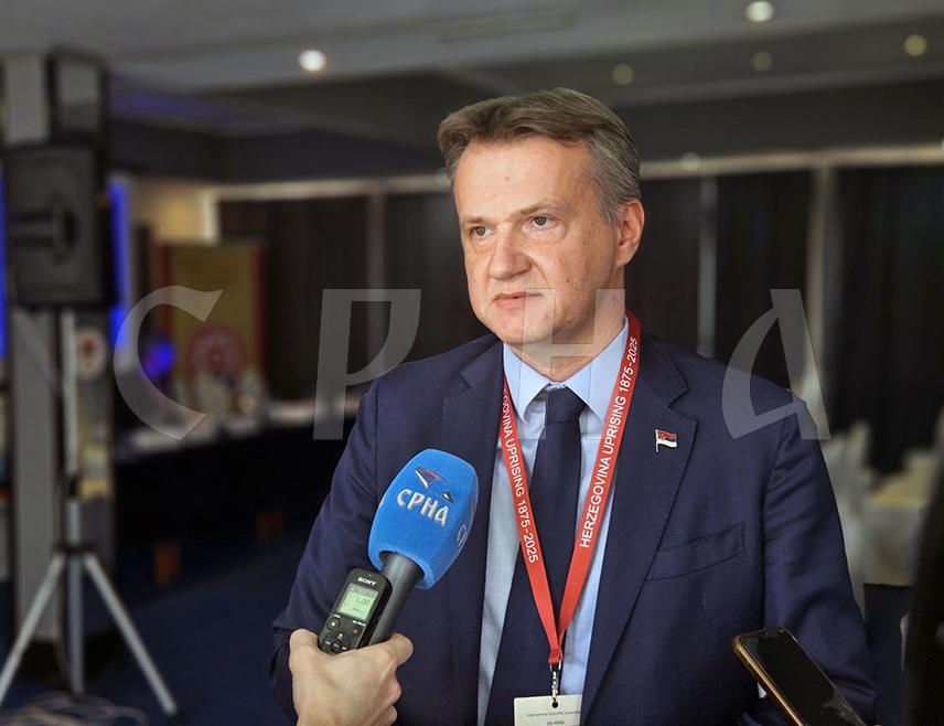 TREBINJE, JUNE 13 /SRNA/ – Aleksandar Mitić, a research associate at the Institute for Politics and Economy in Belgrade, told SRNA that it is unacceptable for the Office of the High Representative /OHR/ to still exist in the 21st century, emphasizing that the imposed crisis in BiH is solely the fault of the collective West and political Sarajevo.