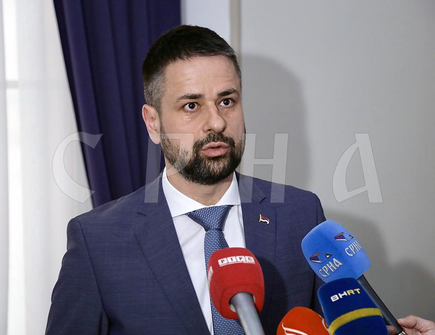 САРАЈЕВО, 13. ЈУНА /СРНА/ - Чланови Предсједништва БиХ Денис Бећировић и Жељко Комшић ни на данашњој сједници Предсједништва нису подржали Нацрт закона о буџету институција и међународних обавеза БиХ за 2025. годину, због чега се процедура усвајања не може наставити, саопштено је из Министарства финансија и трезора у Савјету министара.