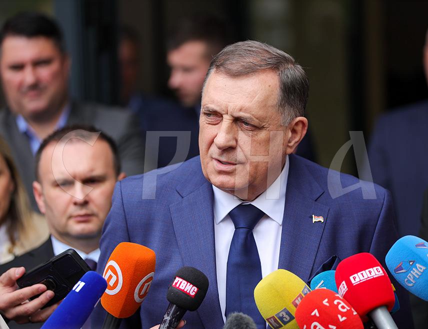 KOSTAJNICA, JUNE 13 /SRNA/ - Republika Srpska President Milorad Dodik believes that the fact that BiH Presidency members Denis Bećirović and Željko Komšić once again failed to support this year's budget at today's session speaks to the impossible atmosphere in BiH, and that citizens of Republika Srpska should instead focus on their issues.