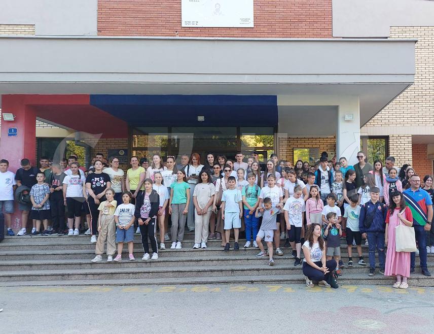 ИСТОЧНО НОВО САРАЈЕВО, 14. ЈУНА /СРНА/ - У Источно Ново Сарајево вечерас је стигло 46 ученика из општине Ново Брдо са Косова и Метохије, који ће бити смјештени код 36 породица.