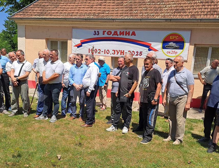 БАЊАЛУКА, 15. МАЈА /СРНА/ - У Бањалуци је данас служен парастос и положени вијенци и цвијеће у знак сјећања на 33 године од формирања Друге оклопне бригаде Војске Републике Српске и на њеног првог команданта генерала Славка Лисицу.