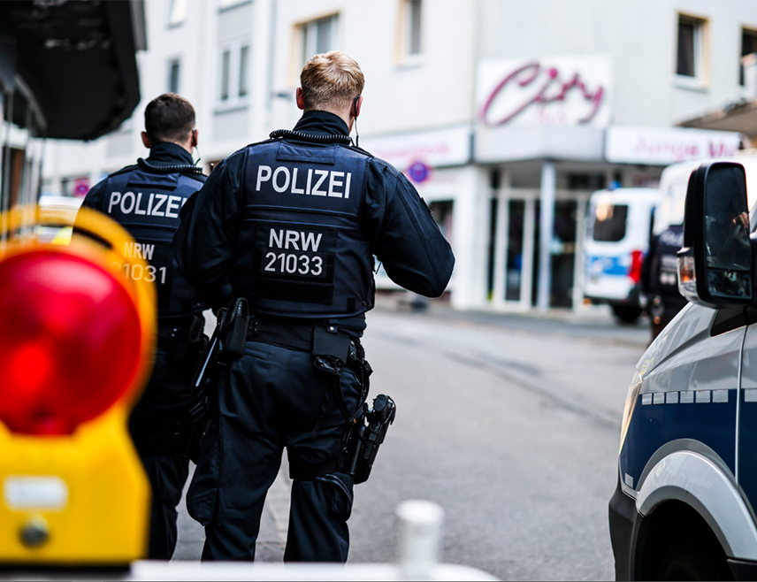 БЕРЛИН, 15. ЈУНА /СРНА/ - Седамнаестогодишњи тинејџер рањен је у граду Хофу у Баварској када је шездесетпетогодишњи мушкарац са свог балкона пуцао из ваздушне пушке на учеснике забаве због превелике буке, јавили су њемачки медији.