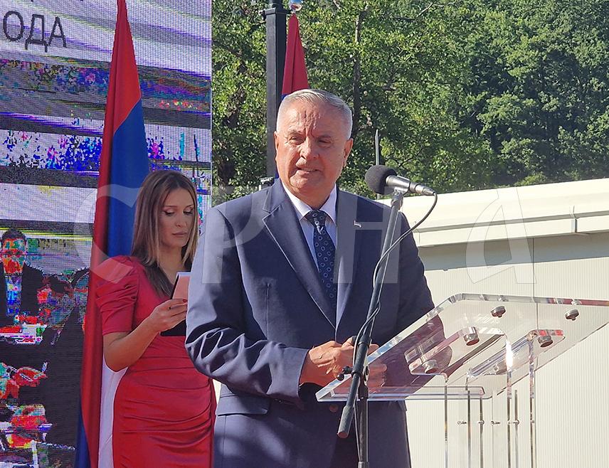 ШЕКОВИЋИ, 15. ЈУНА /СРНА/ - Предсједик Владе Републике Српске Радован Вишковић изјавио је да је почетак изградње магистралног гасовода Шековићи–Власеница-Милићи и крака Власеница-Игришта-Хан Пијесак историјски дан за гасификацију Републике Српске, јер је циљ да гас добију све локалне заједнице.