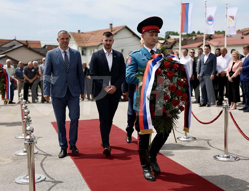 СОКОЛАЦ, 16. ЈУНА /СРНА/ - Представници Републике Српске и Србије положили су данас вијенце Војничком спомен-гробљу "Нови Зејтинлик" на Сокоцу, поводом обиљежавања Дана одбране Сарајевско-романијске регије, једног од најтежих задатака које је извршила Војска Републике Српске, односно Сарајевско-романијски корпус током Одбрамбено-отаџбинског рата.