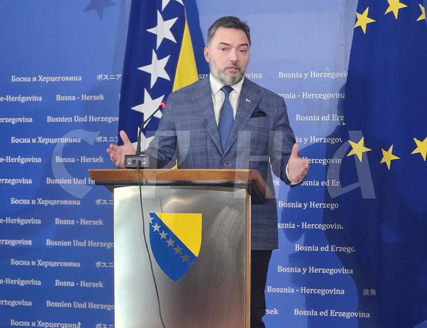 САРАЈЕВО, 16. ЈУНА /СРНА/- Замјеник предсједавајућег Савјета министара Сташа Кошарац рекао је данас да министри из Републике Српске нису подржали именовање замјеника директора Агенције за истраге и заштиту /Сипа/ која је вануставна институција као што су то Суд и Тужилаштво БиХ.