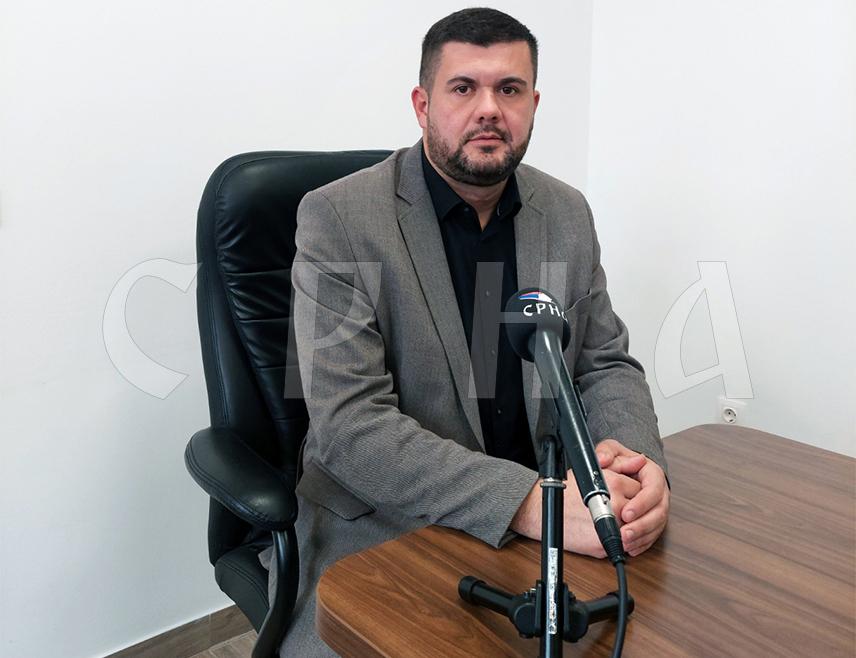 ИСТОЧНО САРАЈЕВО, 16. ЈУНА /СРНА/ - Шеф Клуба одборника СНСД-а у Скупштини општине Источна Илиџа Небојша Шешлија изјавио је да док начелник Источне Илиџе Маринко Божовић машта о високој политици и фотељи предсједника СДС-а, грађани добро знају шта је иза њега остало.