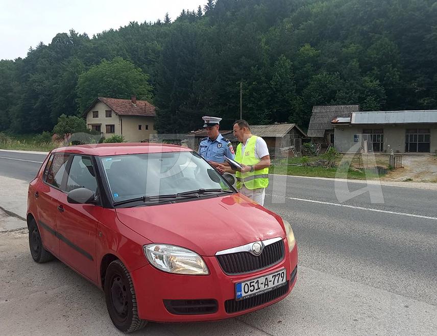 ИСТОЧНО САРАЈЕВО, 17. ЈУНА /СРНА/ - Полиција у Источном Сарајеву данас на магистралном путу у мјесту Крупац у општини Источна Илиџа контролише брзину возила и дијели промотивни материјал у оквиру кампање "Лако је брзину смањити".