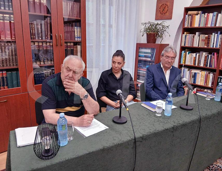 TРЕБИЊЕ, 17. ЈУНА /СРНА/ - У Народној библиотеци Требиње вечерас је представљена филозофско-поетска књиге "Златно руно" аутора Драгана Вучинића.