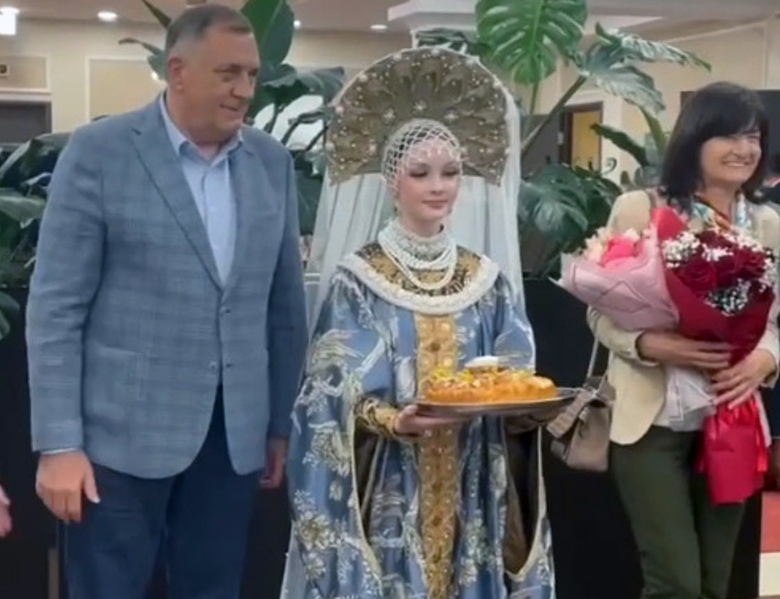 САНКТ ПЕТЕРБУРГ, 17. ЈУНА /СРНА/ - Предсједник Републике Српске Милорад Додик допутовао је Санк Петербург, гдје ће сутра учествовати на Међународном економском форуму.