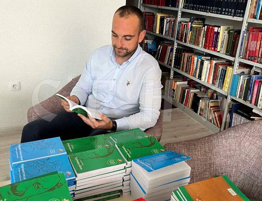 СРБАЦ, 19. ЈУНА /СРНА/ - Народна библиотека Србац обогатила је књижни фонд са хиљаду нових наслова у оквиру акције "Књиге за све 2025", коју је покренуло удружење "Инспира" из Бањалуке под покровитељством предсједника Републике Српске.