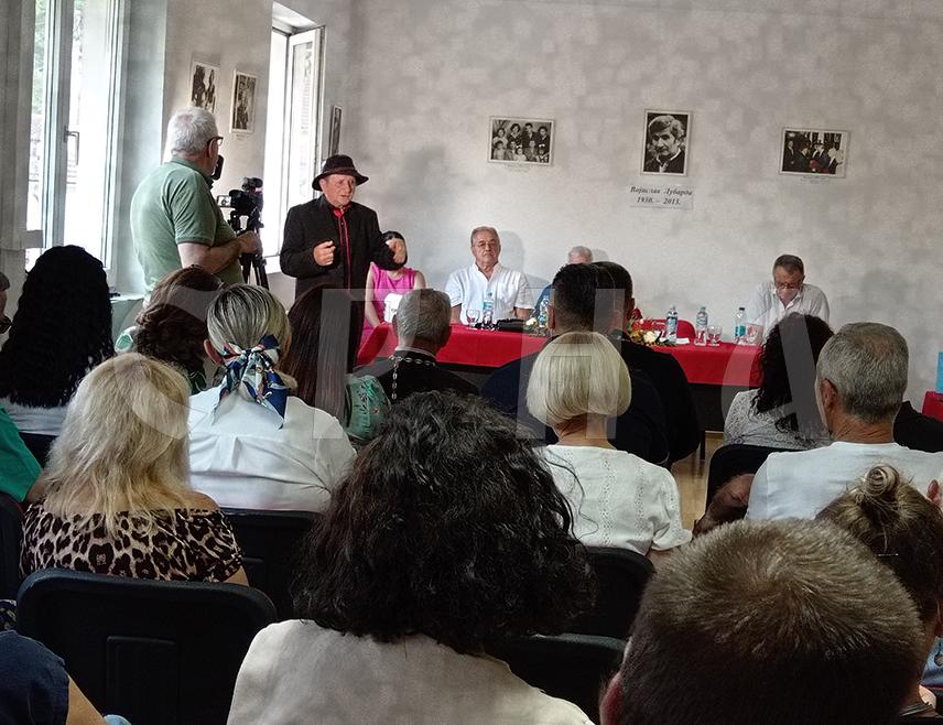 РОГАTИЦА , 19. ЈУНА /СРНА/ - Други дан манифестације "Дани Војислава Лубарде" у Рогатици био је у знаку овог великог српског књижевника и академика, а приређена је изложба његових фотографија, дјела и личних предмета, који ће бити стална поставка у истоименој Народној библиотеци.