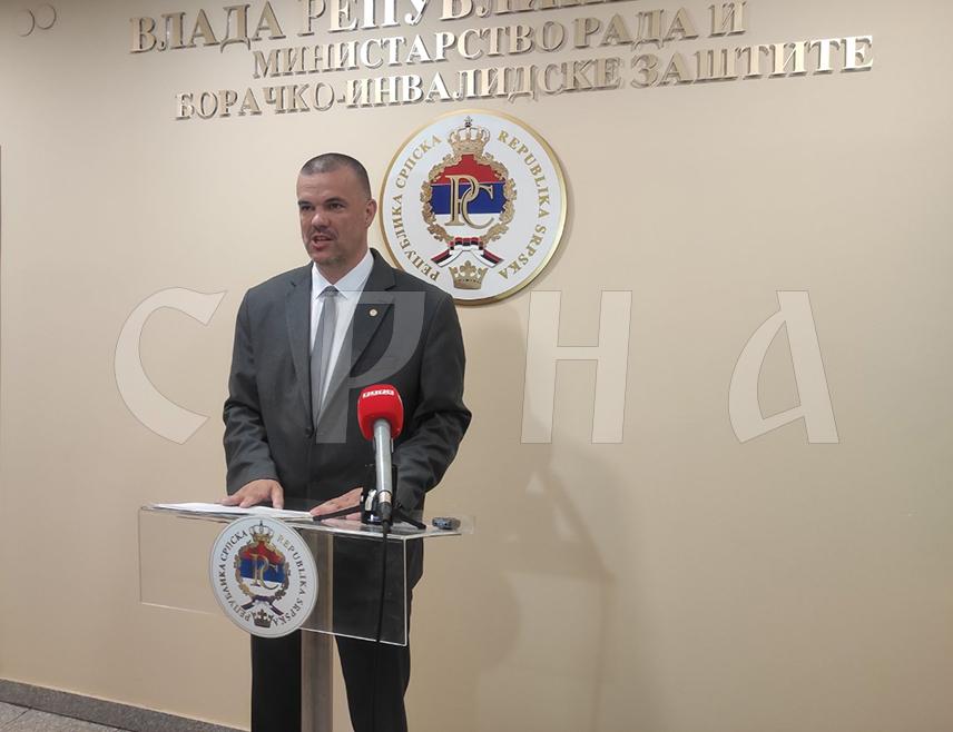 БАЊАЛУКА, 19. ЈУНА /СРНА/ - Помоћник министра рада и борачко-инвалидске заштите Републике Српске Небојша Видаковић изјавио је да ће у недјељу, 22. јуна, на Дугој њиви код Модриче, бити обиљежене 33 године од пробоја Коридора - пресудне битке која је одредила судбину српског народа на овим просторима и донијела успостављање територијалне цјеловитости Српске.