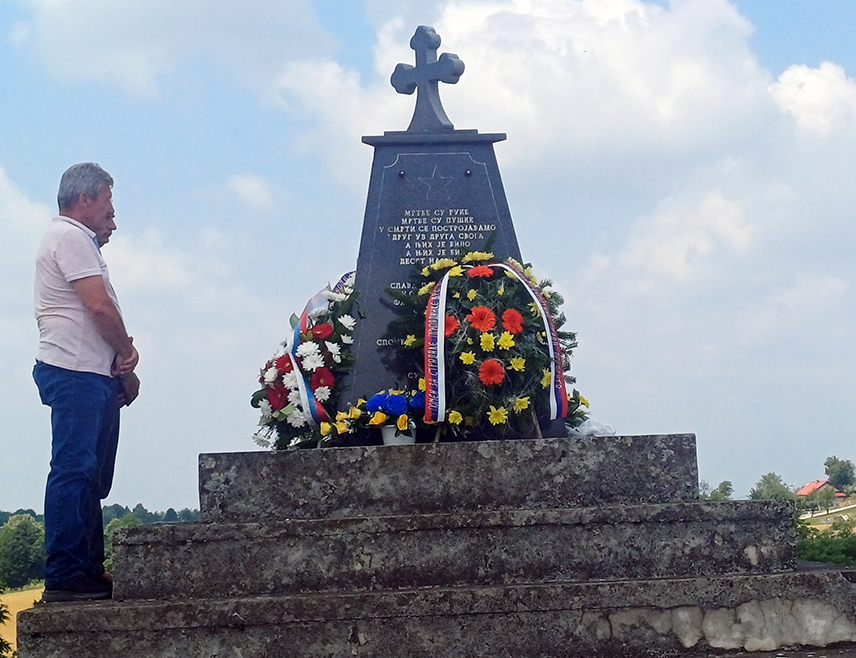ДЕРВЕНТА, 19. ЈУНА /СРНА/ - У Дервенти је служен помен за осам српских логораша убијених на данашњи дан 1992. године на Томасововом брду и двојицу логораша убијених у логору тадашњег Дома ЈНА - Благоја Ђураша и Чеду Ћудића.