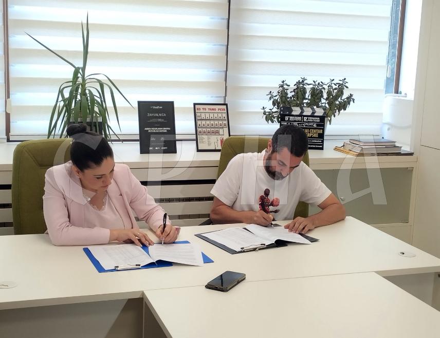 BANJA LUKA, JUNE 20 /SRNA/ - The Director of the Audio-Visual Center of Republika Srpska, Anja Ilić, and the director of the production company Kvaka 22, filmmaker Saša Hajduković, have signed an agreement on the co-financing of a feature film about the suffering of the Serb people in 1942 in the Banja Luka neighborhood of Drakulić.