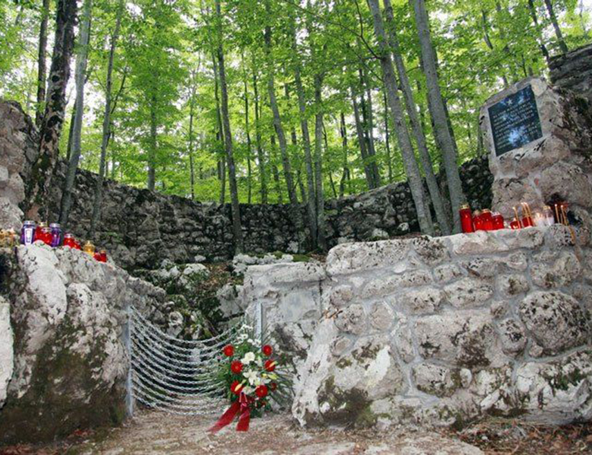 БАЊАЛУКА, 20. ЈУНА /СРНА/ - Помоћник министра рада и борачко-инвалидске заштите Републике Српске Небојша Видаковић присуствоваће сутра код Шаранове јаме на Велебиту у Хрватској обиљежавању Дана сјећања на Јадовно.