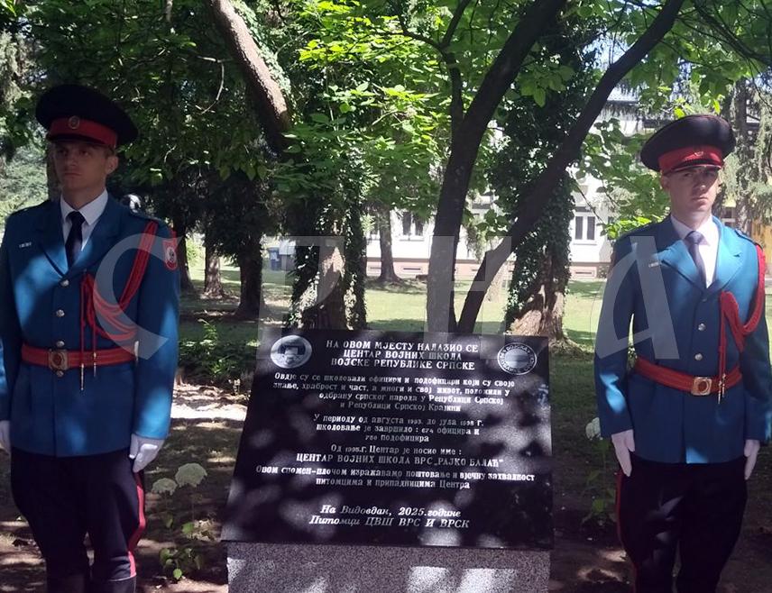 БАЊАЛУКА, 21. ЈУНА /СРНА/ - У Универзитетском граду у Бањалуци данас су обиљежене 32 године од оснивања Центра војних школа Војске Републике Српске "Рајко Балаћ", из којег су регрутовани многи хероји који су животе дали за Републику Српску, а овом приликом је откривена и освештана Спомен-плоча.